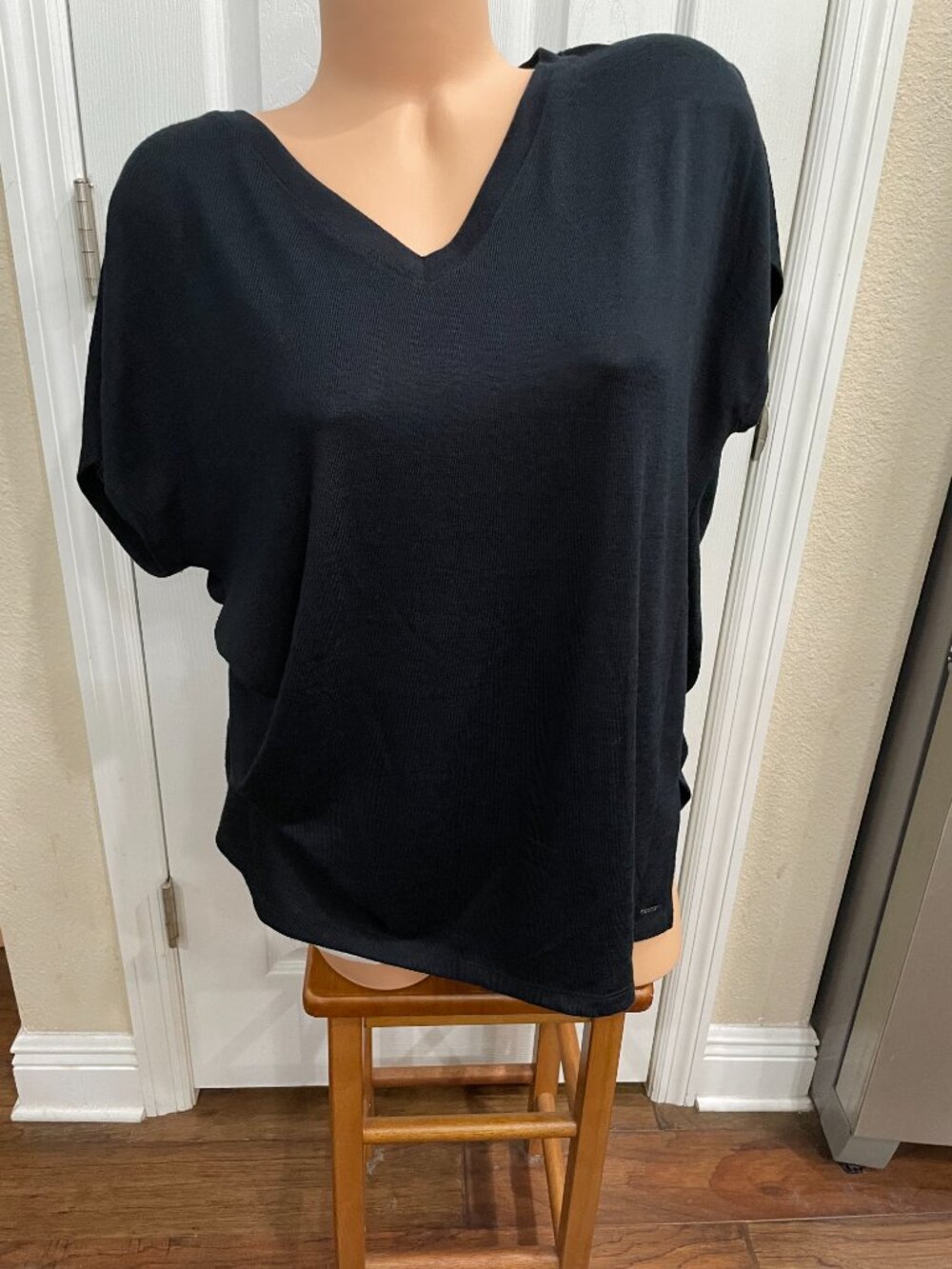 Orvis Classic Collection Black V-Neck Knit Top Womens Large Stretch Short Sleeve